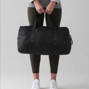 Lululemon fast track weekend bag
